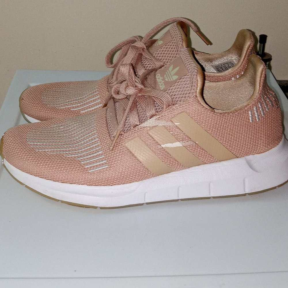 ADIDAS ORIGINALS WOMEN SWIFT RUNNING SHOE